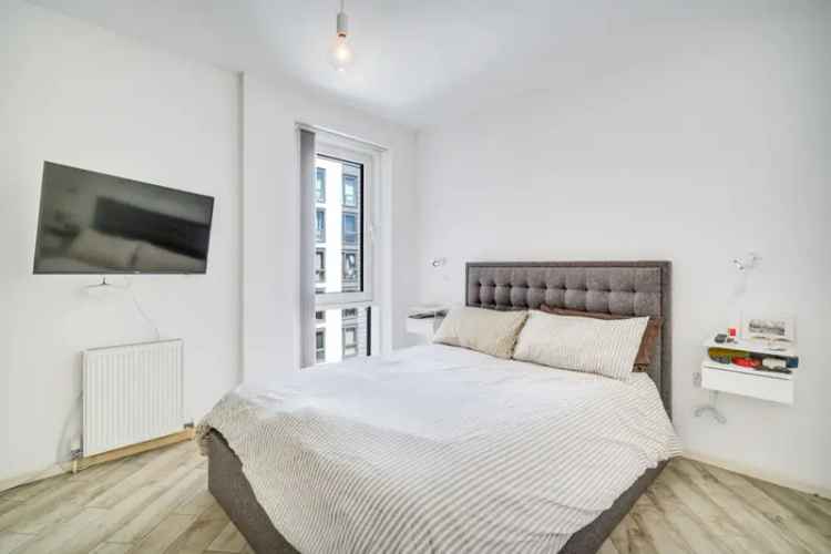1 Bedroom Riverside Flat for Sale in Battersea Reach