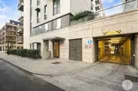 2-Bedroom Apartment near Westfield with High-Speed Rail Links