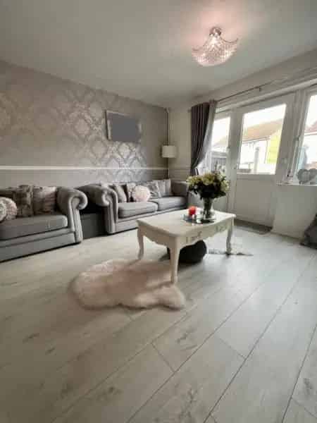 2 Bed Semi-Detached House Near Supermarket
