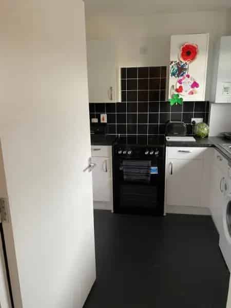 2 Bedroom Maisonette Near Schools Parks Train Station