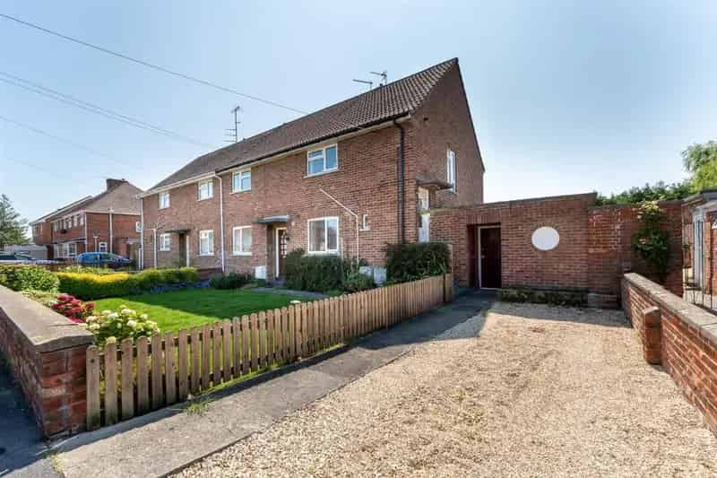 2 Bed Flat for Sale - Spacious Apartment with Private Garden