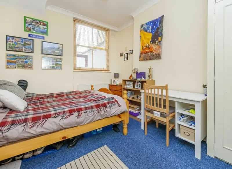 Spacious 2-Bedroom Flat Near Victoria and Clapham High Street