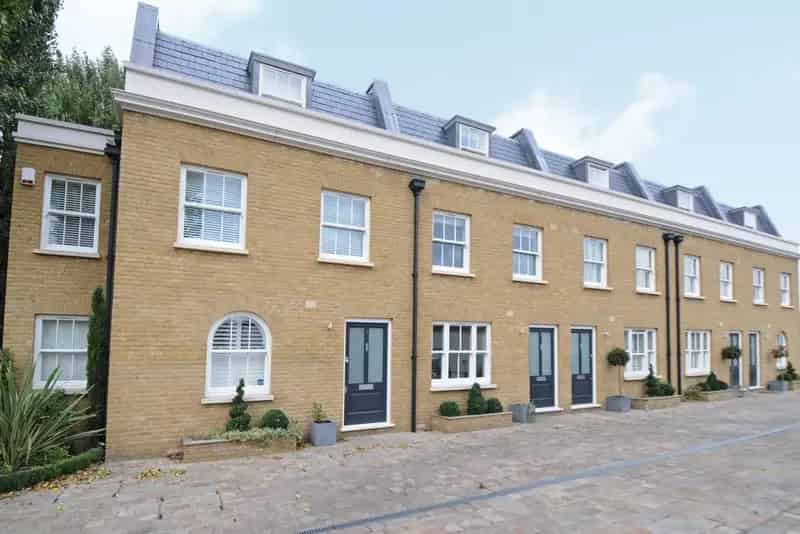 4 Bedroom House Earlsfield Gated Development