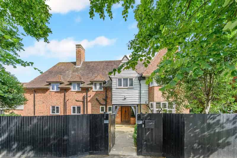 6 Bedroom Detached House with Annex and Garage