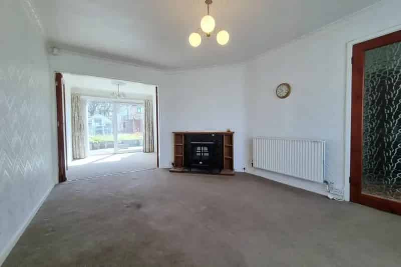 3 Bed Semi-Detached House Newly Refurbished