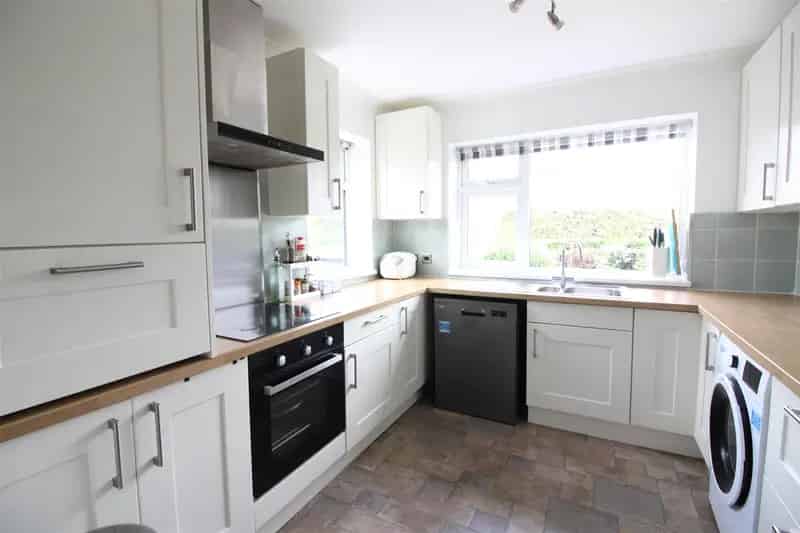 4 Bedroom Bungalow for Rent Modern Spacious Family Home Garage Parking