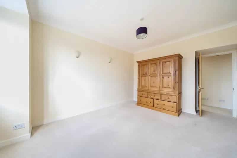 3 Bedroom Flat to Rent Unfurnished Communal Gardens