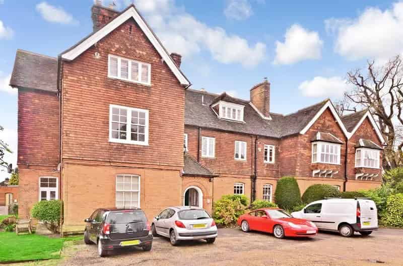 2 Bedroom Flat for Sale in Merstham