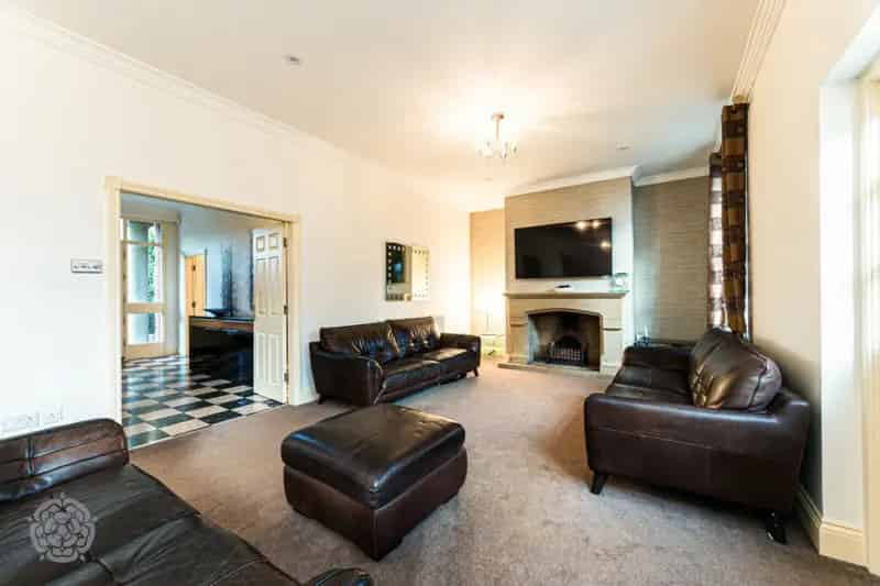 6 Bedroom Detached House for Sale