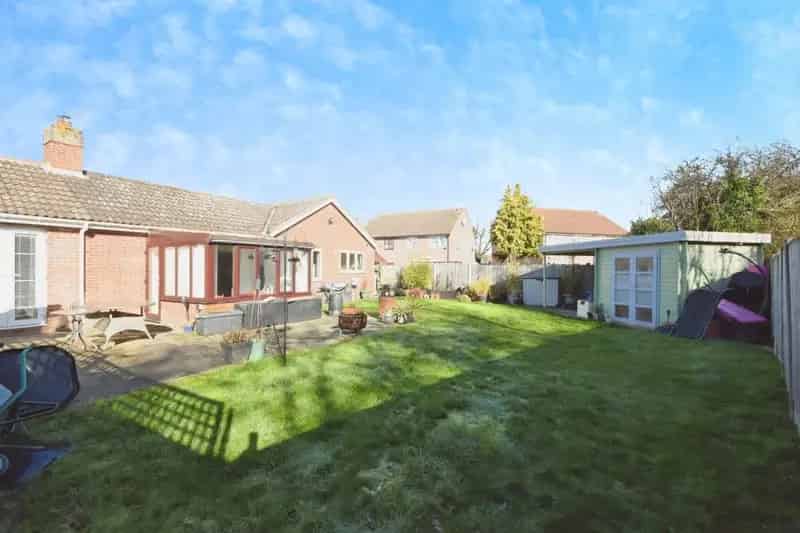 3/4 Bedroom Family Home with Detached Garage and Large Garden