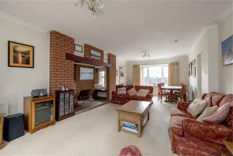 4 Bed House - Detached with 2 Reception Rooms