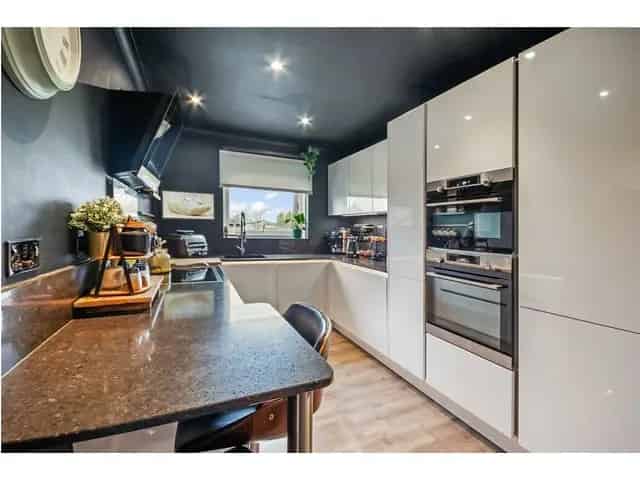 2 Bedroom Flat for Sale - Modern, Refurbished, Luxury Features