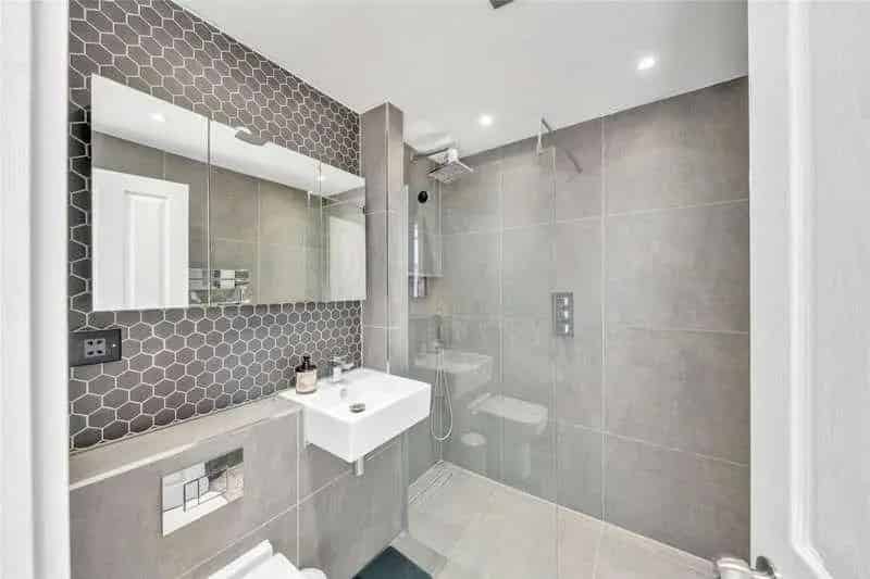 2 Bed Flat for Sale Near Queen's Park