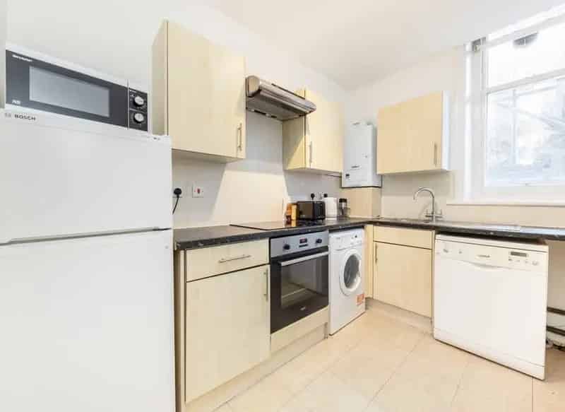 Large 1-Bedroom Flat - Desirable Location