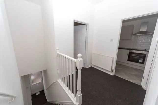 Flat to rent in Clifton Street, Roath, Cardiff CF24