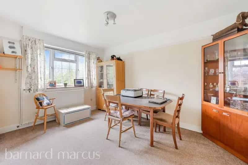 4 Bed Family Home with Large Garden and Garage