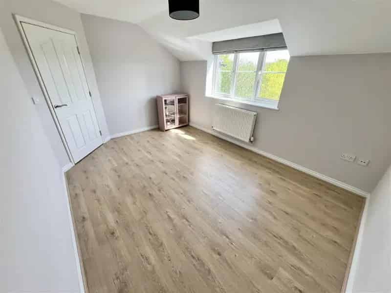 2 Bed 2nd Floor Apartment Stunning Countryside Views Allocated Parking