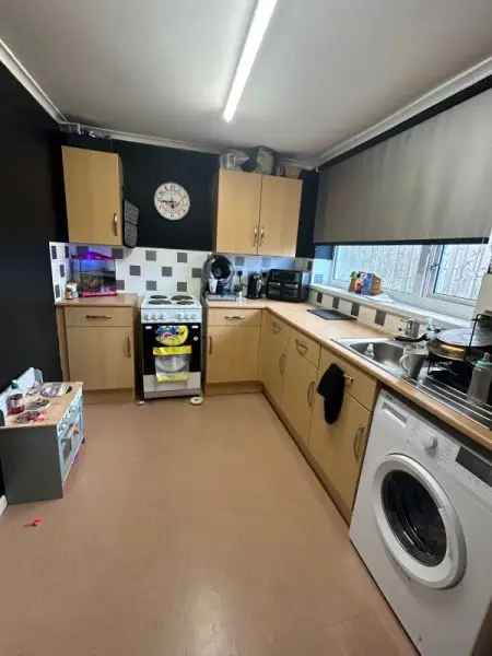 Large 2 Bed Ground Floor Flat Shared Garden Car Park