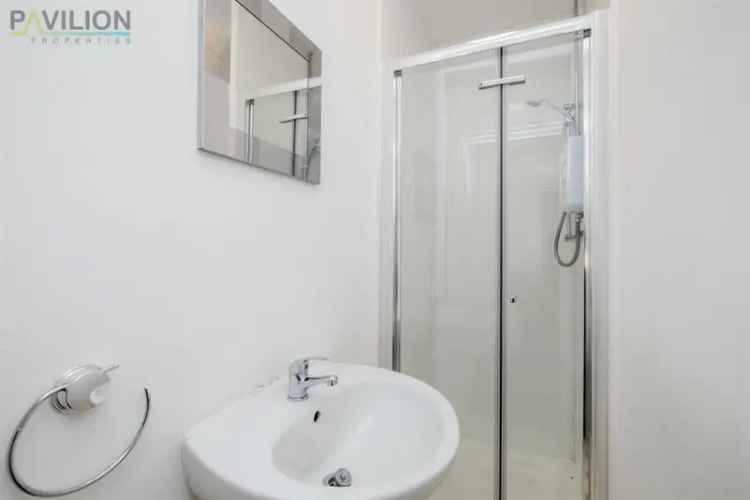 5 Bedroom Student House Ample Space WiFi Included