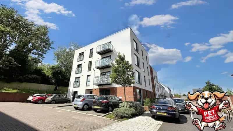 2 Bedroom Apartment with Parking and Balcony - Pets Considered