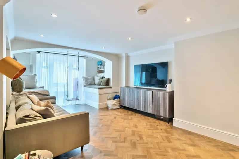 3 Bedroom Flat for Sale in Epsom