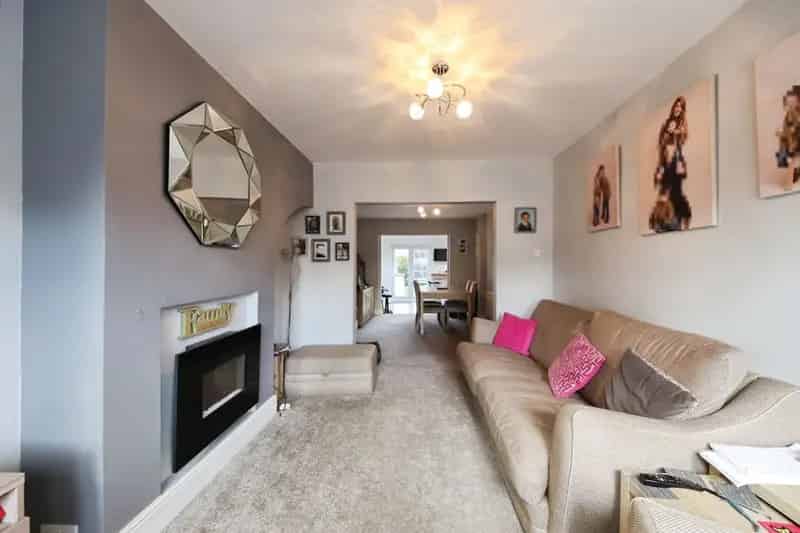 3 Bed House with Garage and Outbuilding