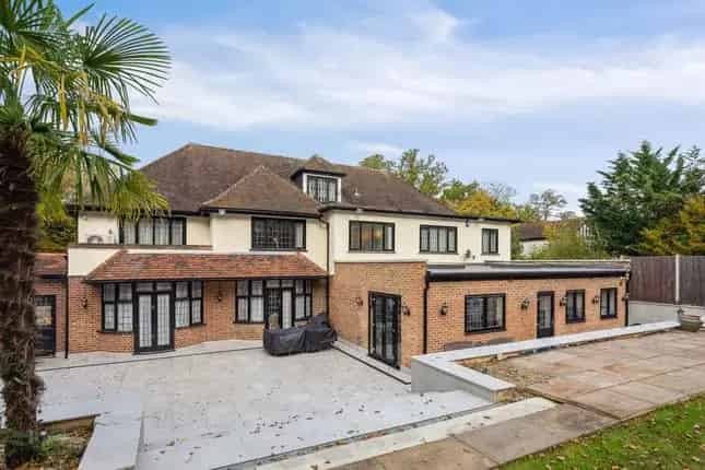 6 Bedroom Detached House for Sale in Chigwell