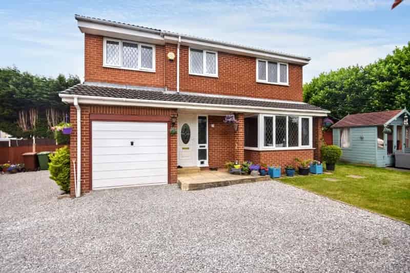 Four Bedroom Detached House with Ample Parking and Gardens