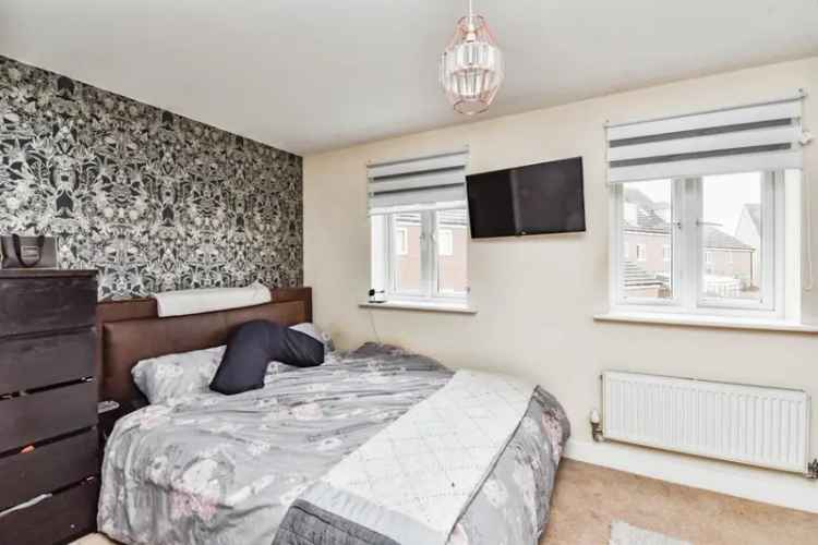 Four Bedroom Townhouse in Warminster with Modern Kitchen and Landscaped Garden