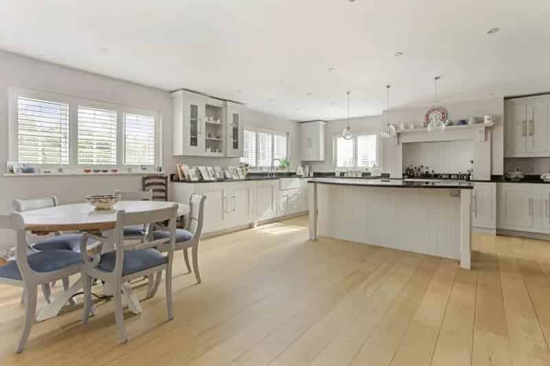 4 Bedroom Detached House for Sale Near Station