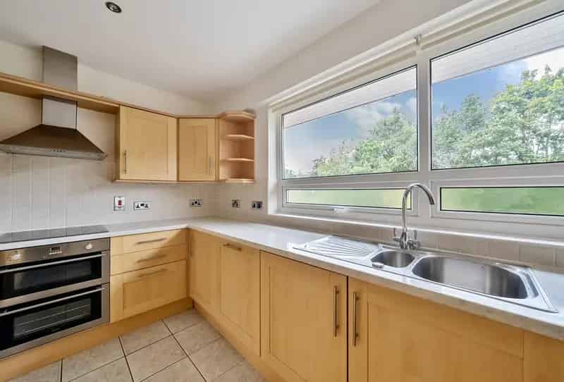 2 Bedroom Apartment for Sale Near Reigate Station