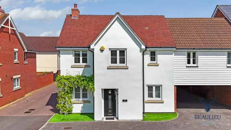 4 Bedroom Link Detached House for Sale