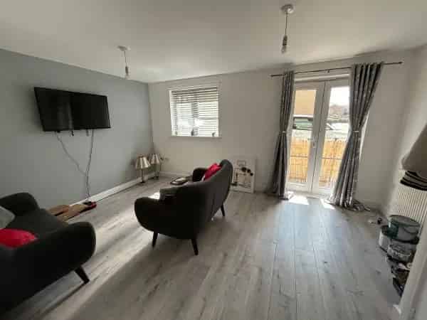 2 Bed GFF Flat Near River with Parking