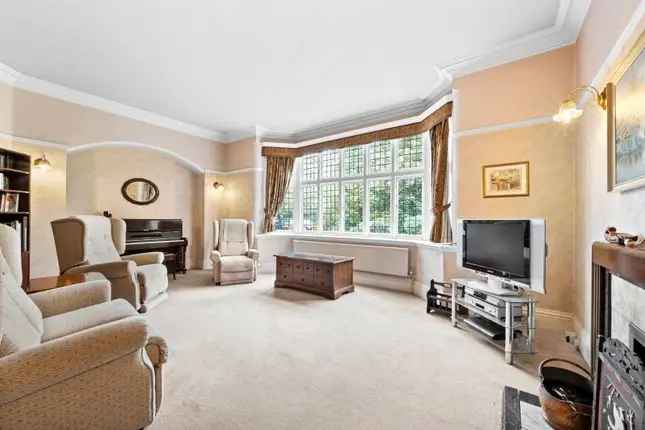 Semi-detached House for Sale in Surbiton