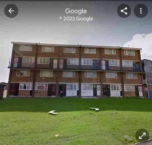 2 Bed Flat Near Bus Terminus Lowedges