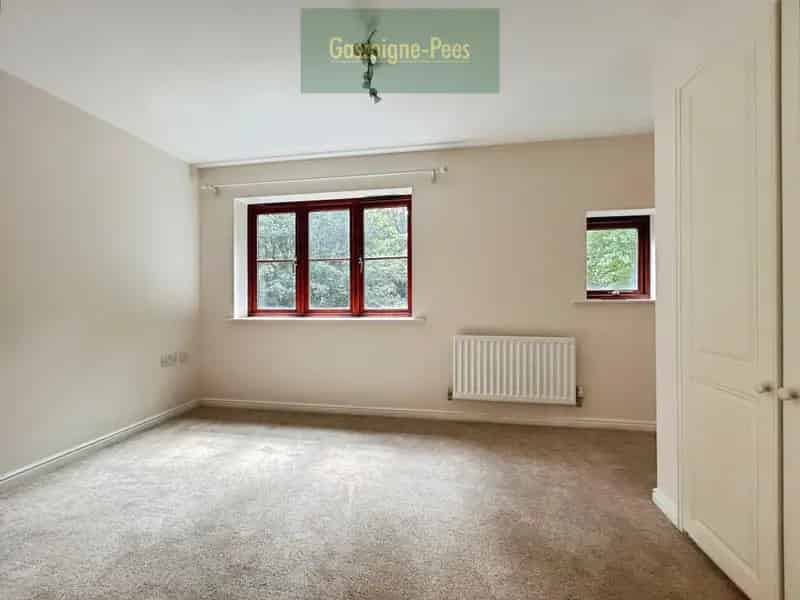 2 Bedroom House Near Basingstoke Hospital - Off-Street Parking