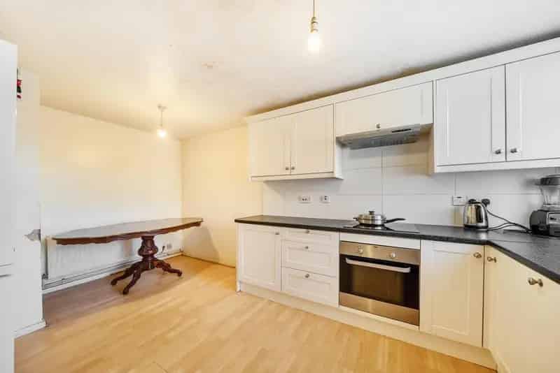 Freehold House Near Earlsfield Overground Station