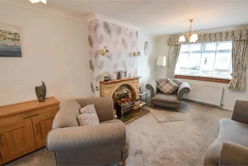 2 Bed Semi-Detached House with Garden and Garage