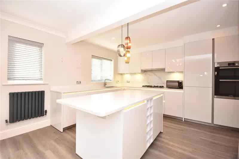 Stunning 4 Bed Detached House in Desirable Cul-de-sac