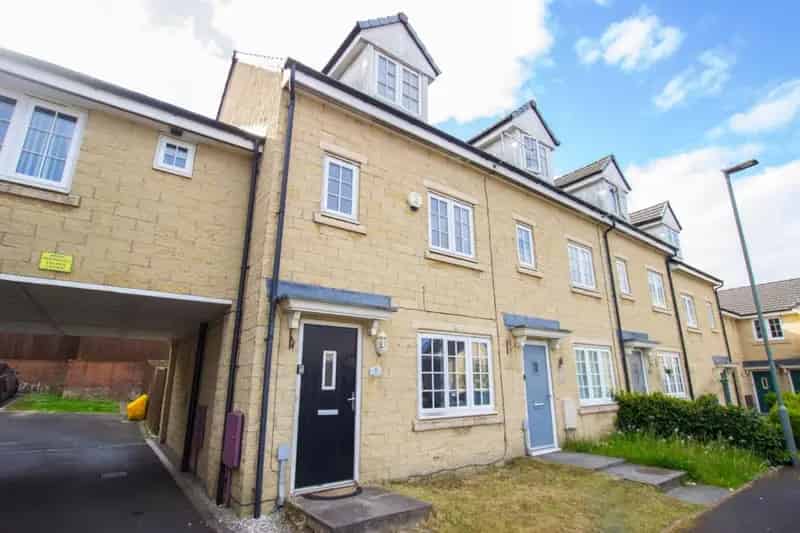 3 bedroom House
 To Let 
Total Size: 893 SQ FT