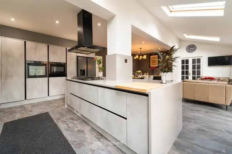 Luxury 4-Bedroom House with Detached Garage and Home Office