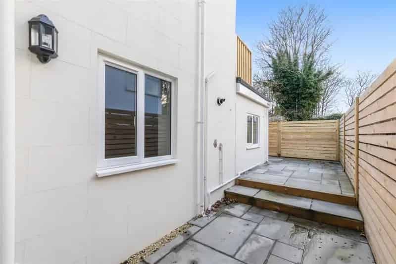 2 Bedroom Apartment Modern Open Plan Peaceful Retreat