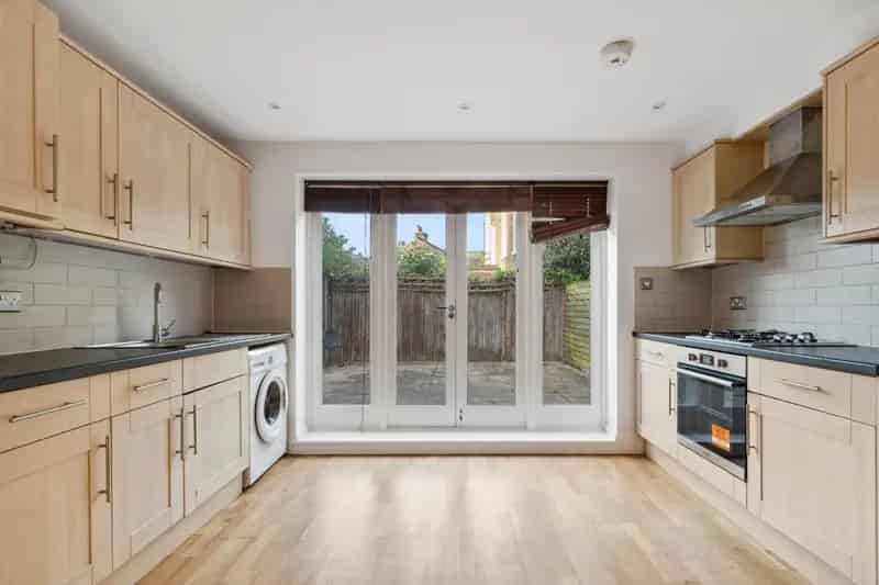 3 Bedroom Garden Flat Brixton - Period Conversion