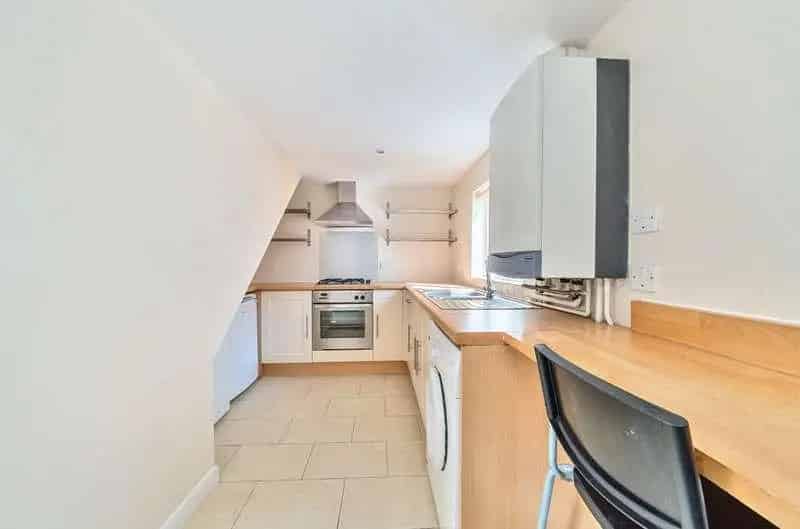 1 Bed Flat for Sale Farncombe - Modern Maisonette No Onward Chain