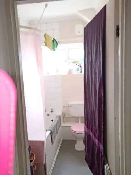 1st Floor Studio Flat with Parking Pets Welcome Near Train Stations