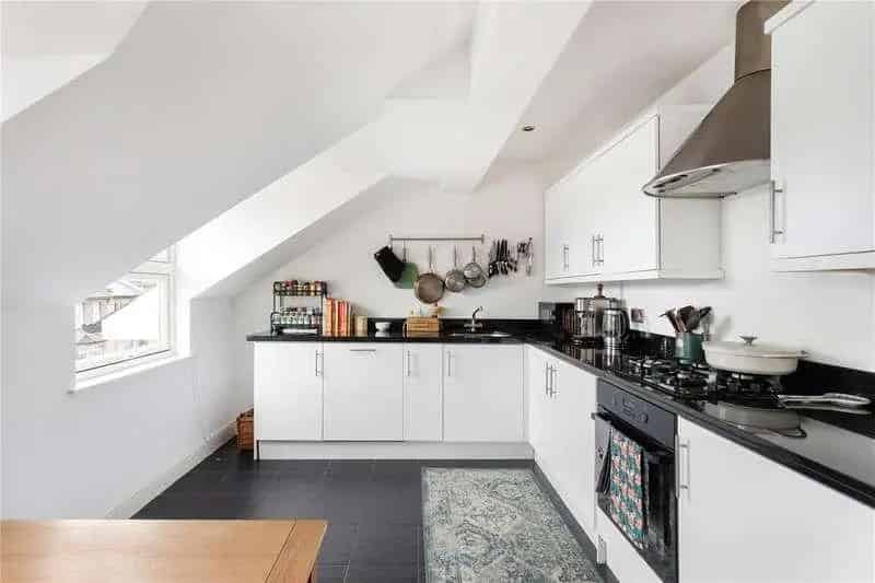 2 bed flat for sale