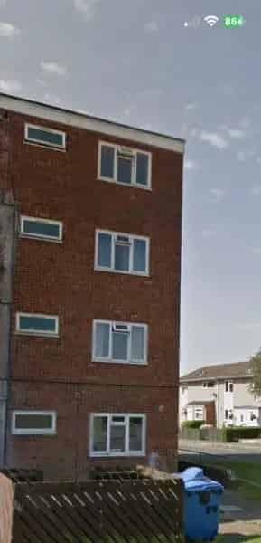 2 Bed House Large Front Room Balcony Shed Near Shops Schools