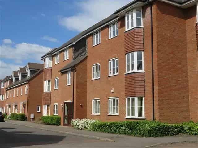 Two Bedroom Flat Newport Pagnell Close to Amenities and M1