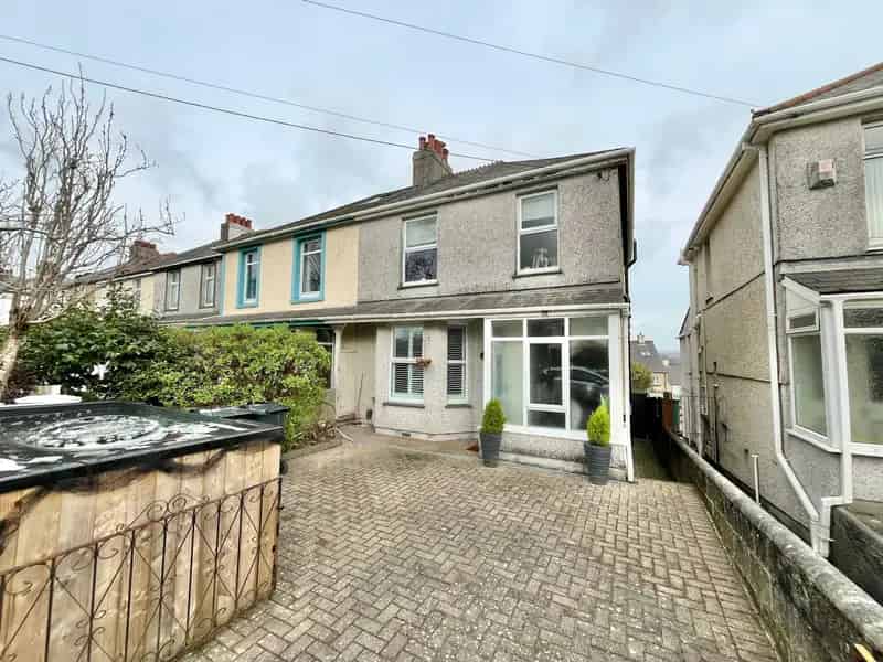 Stunning Refurbished 2 Double Bedroom House in Saltash