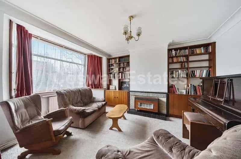 3 Bed House for Sale Poets Corner Family Home